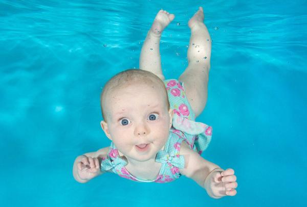 小宝宝们第一次下水，一大波萌系表情正在袭来