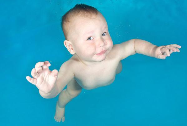 小宝宝们第一次下水，一大波萌系表情正在袭来