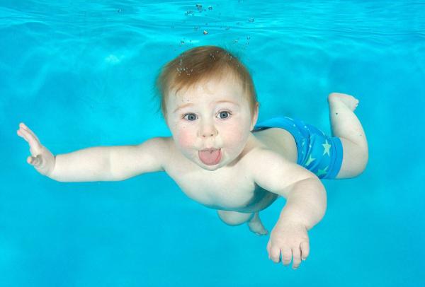 小宝宝们第一次下水，一大波萌系表情正在袭来