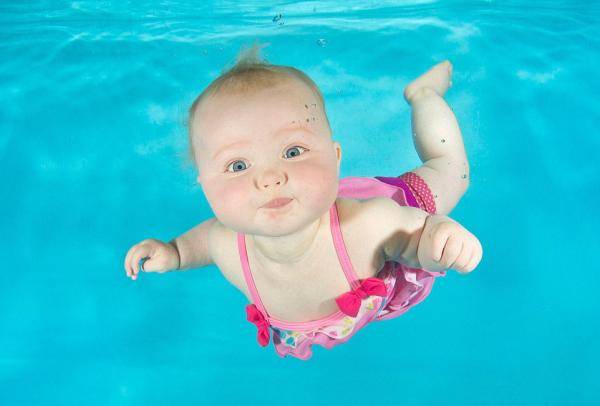 小宝宝们第一次下水，一大波萌系表情正在袭来