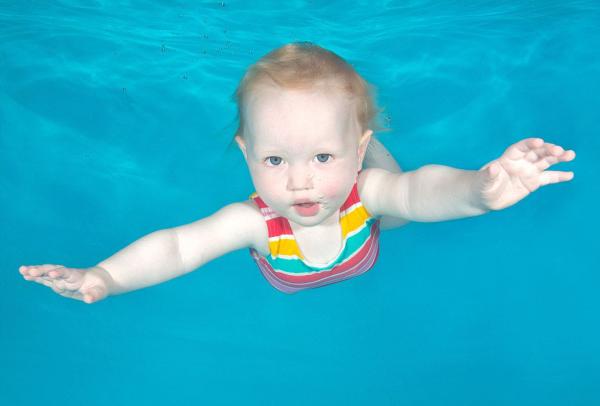 小宝宝们第一次下水，一大波萌系表情正在袭来