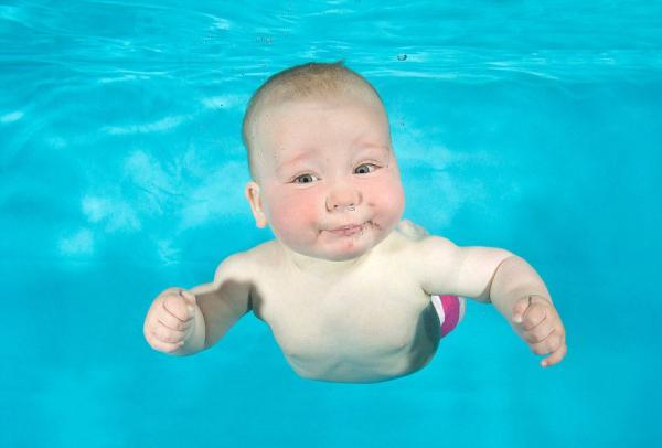 小宝宝们第一次下水，一大波萌系表情正在袭来