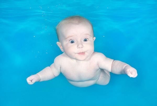 小宝宝们第一次下水，一大波萌系表情正在袭来