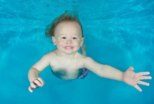 小宝宝们第一次下水，一大波萌系表情正在袭来