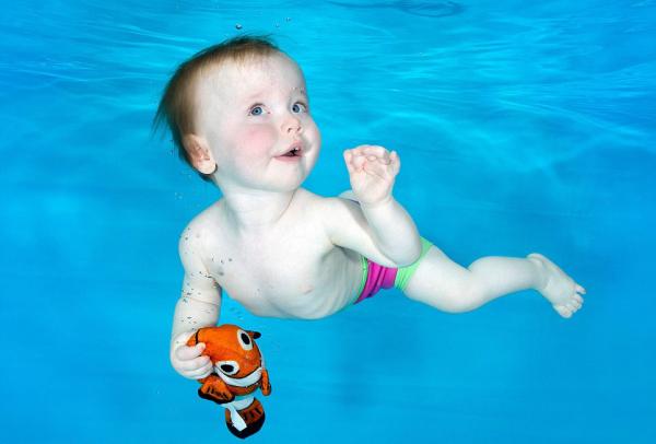 小宝宝们第一次下水，一大波萌系表情正在袭来