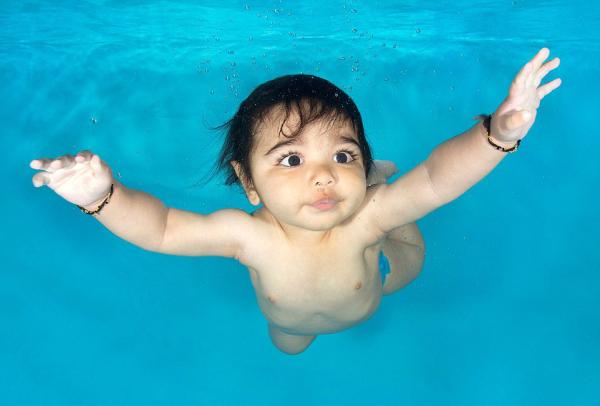 小宝宝们第一次下水，一大波萌系表情正在袭来