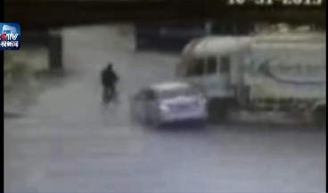 山东一轿车被撞车内3人死亡 路人