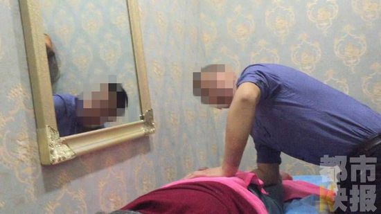 虽然已经花了钱，但躺在理疗床上的王老太还是对这个价格心存疑虑。一直以来她也没有见到店方出具的价格公示，在现场，记者同样提出了质疑，得到的结果也是口说无凭的高报价。。