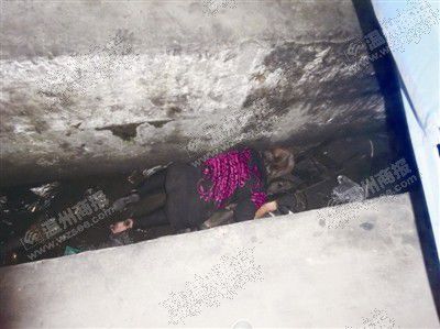 一女士因在没照明的夜里捡手机，而不慎掉入坑中。警方供图