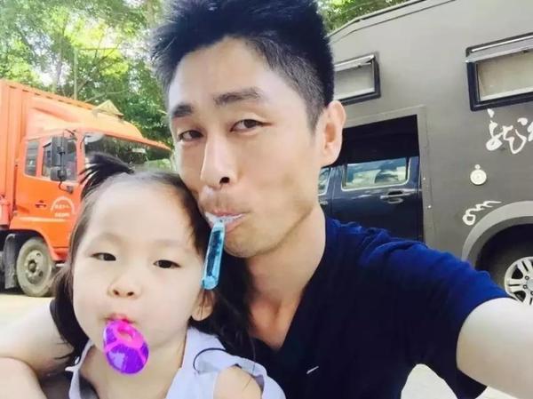 每日一词：“爸爸带你看世界”