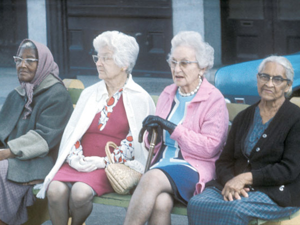 眼光|卖血换胶卷，吃猫粮过活，70年代拍出这样的美国