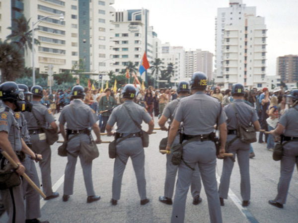 眼光|卖血换胶卷，吃猫粮过活，70年代拍出这样的美国