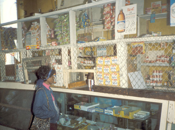 眼光|卖血换胶卷，吃猫粮过活，70年代拍出这样的美国