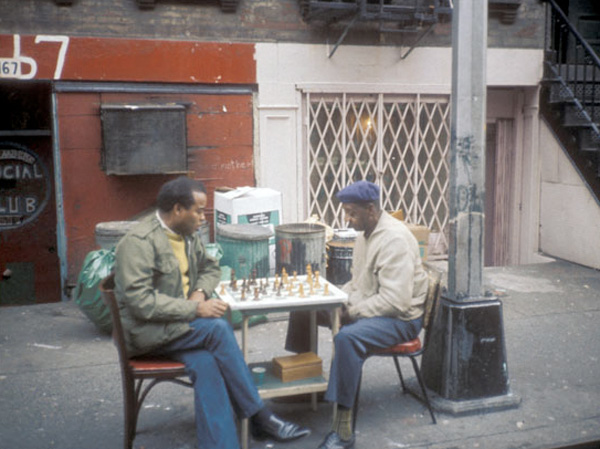 眼光|卖血换胶卷，吃猫粮过活，70年代拍出这样的美国