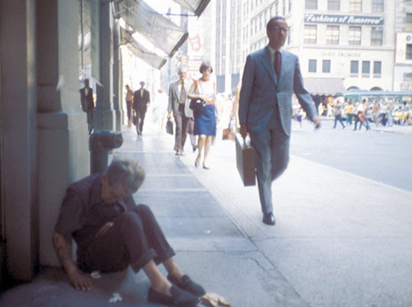 眼光|卖血换胶卷，吃猫粮过活，70年代拍出这样的美国