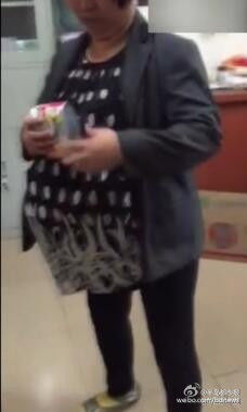 大妈超市偷窃被抓 裤裆藏12罐红牛1桶油2瓶红酒