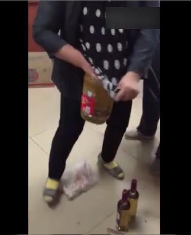 心有多大裤裆就有多大 大妈裤藏10罐红牛一桶油