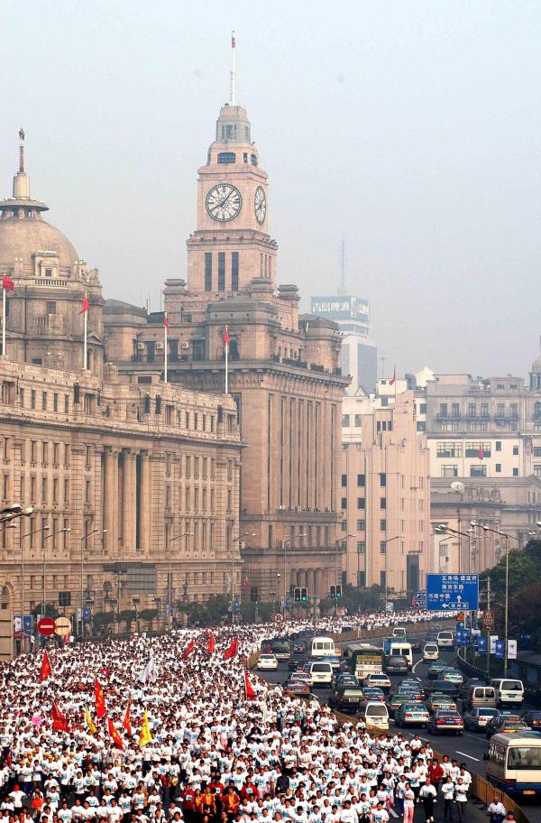 上海马拉松跑过20年：从要贴安民告示，到如今沿街暖心鼓励