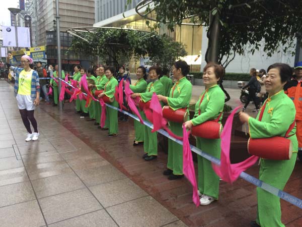 上海马拉松跑过20年：从要贴安民告示，到如今沿街暖心鼓励