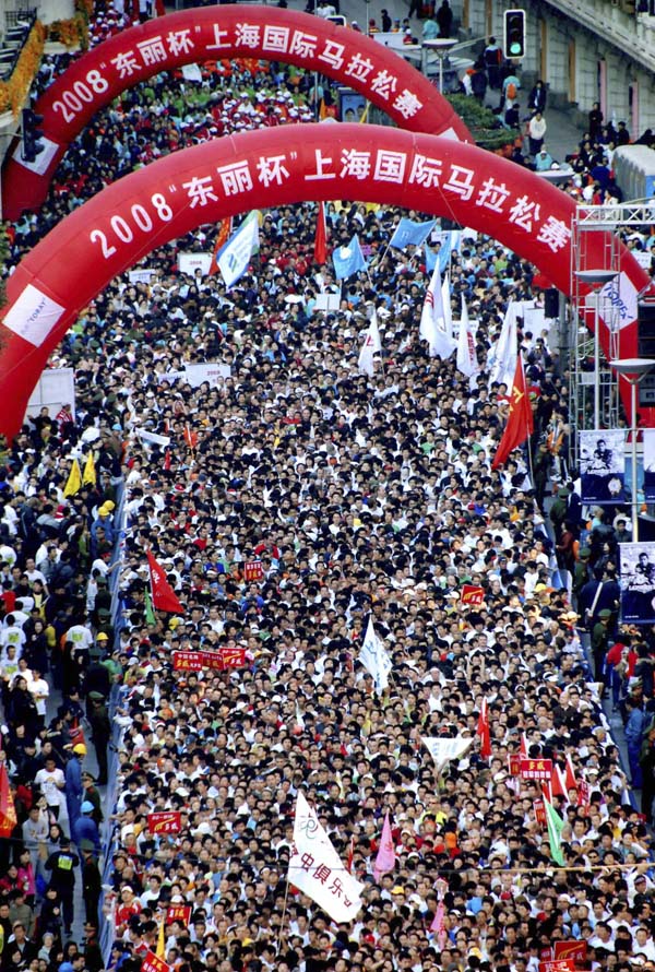 上海马拉松跑过20年：从要贴安民告示，到如今沿街暖心鼓励