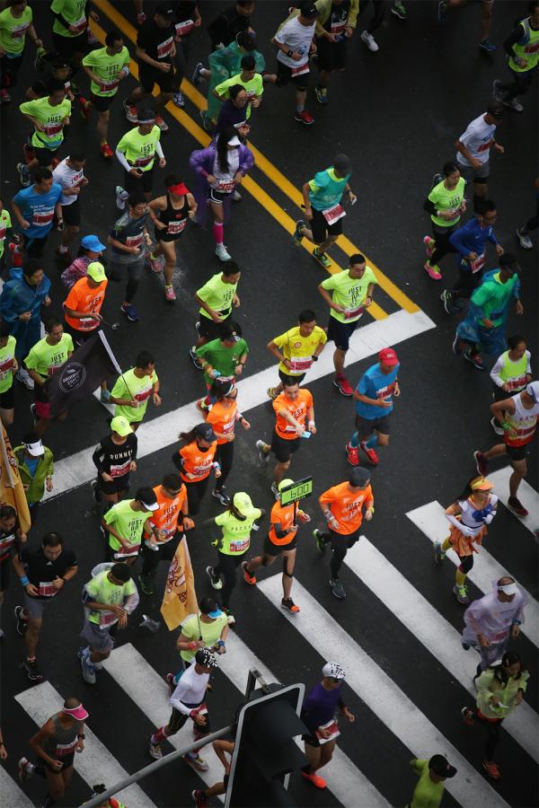 上海马拉松跑过20年：从要贴安民告示，到如今沿街暖心鼓励