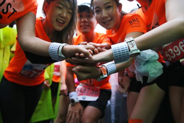 上海马拉松跑过20年：从要贴安民告示，到如今沿街暖心鼓励