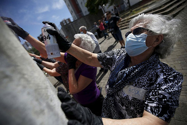 趣看| 奶奶级涂鸦告诉你，街头艺术不止是年轻人的地盘