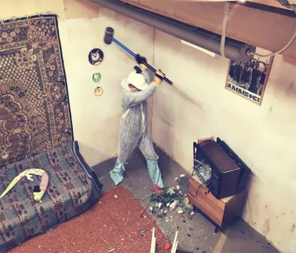 感觉不爽？现在你付一笔钱就可以毁了这个房间里的所有东西