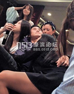 庄家彬左拥右抱