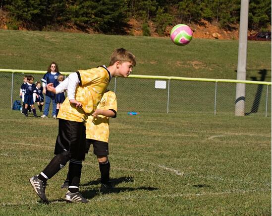 美国禁止11岁以下儿童练头球科学吗？其实中国早就这么干了