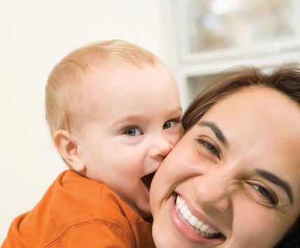 不会说话的小宝宝，用这些令人惊讶的温柔表达爱