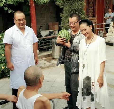 为老人发西瓜。