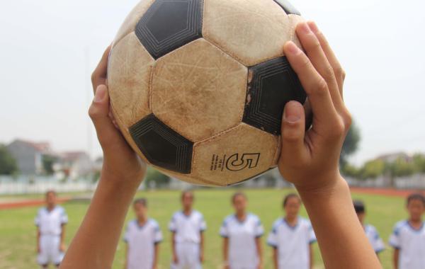 江苏出台新规：幼儿园到高中必学足球，女生比例要超三成