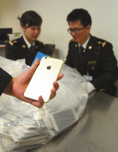 近日，一名外籍男子携带144部未申报的iPhone6手机从首都机场入境时被查获。据悉，这是北京海关在旅检渠道查获的最大一批旅客未申报携带入境的苹果手机。