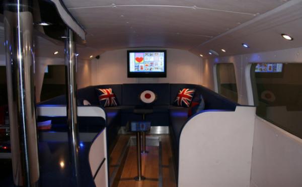 高手云集的废旧巴士改造界，锯个车头都不算啥事儿