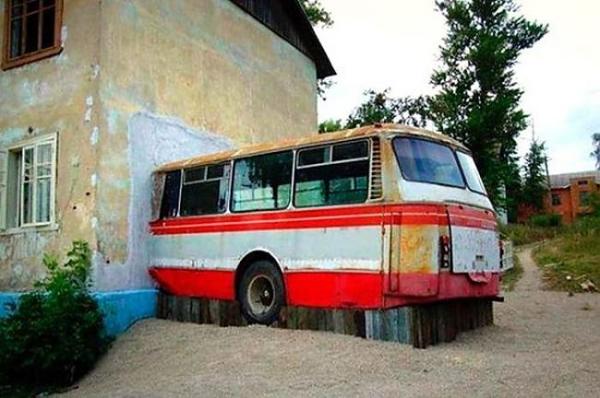 高手云集的废旧巴士改造界，锯个车头都不算啥事儿