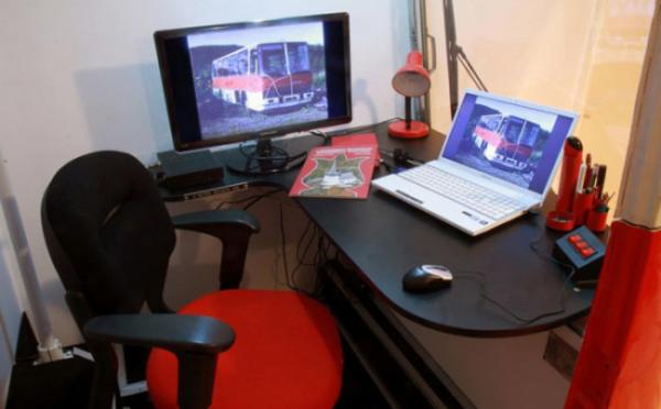 高手云集的废旧巴士改造界，锯个车头都不算啥事儿