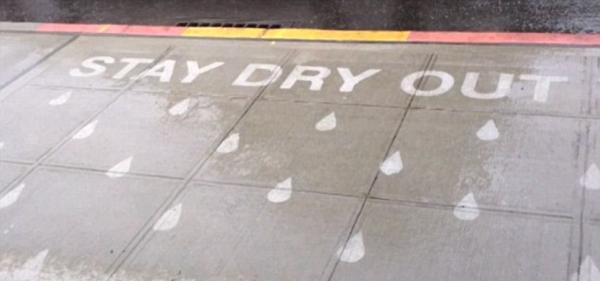 经过艺术家的手笔，马路上的绚丽画面只有在雨中才出现