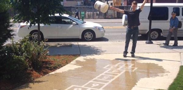 经过艺术家的手笔，马路上的绚丽画面只有在雨中才出现