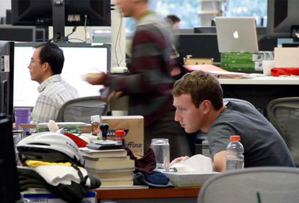 桌子乱七八糟的人却是完美主义者？