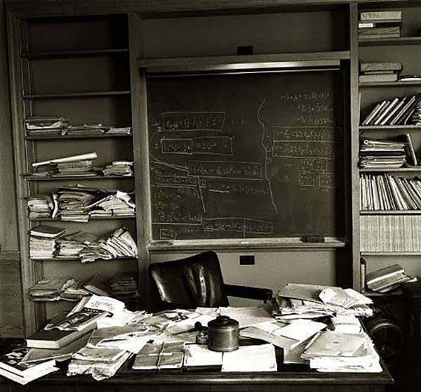 桌子乱七八糟的人却是完美主义者？