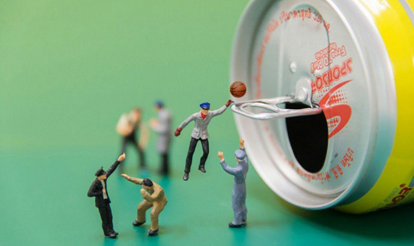 为向吉卜力致敬，他创造了一个超现实的微观世界