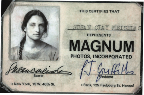 眼光|有一个女人举着相机不远万里，去做集体记忆的藏家