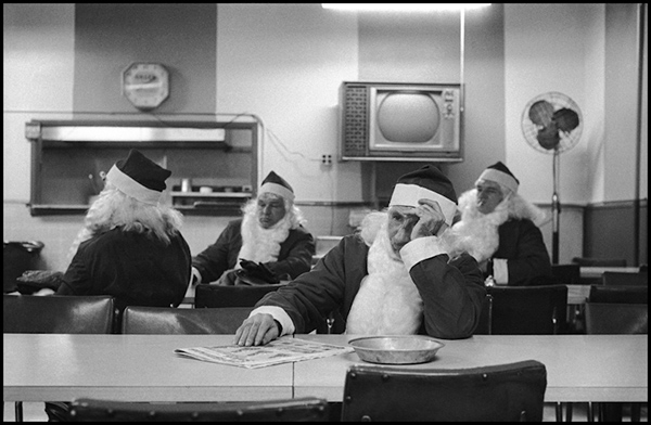 眼光|有一个女人举着相机不远万里，去做集体记忆的藏家