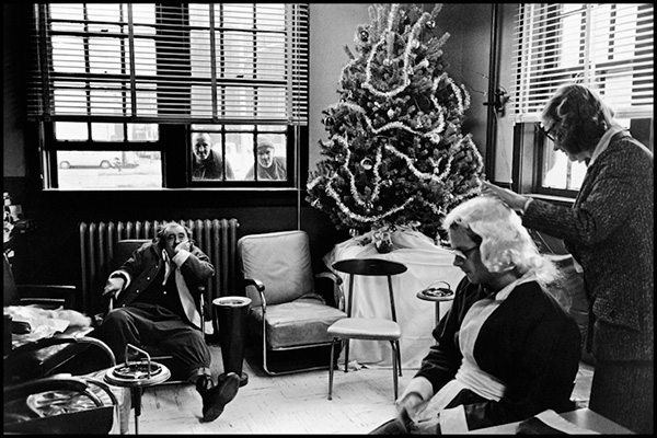 眼光|有一个女人举着相机不远万里，去做集体记忆的藏家