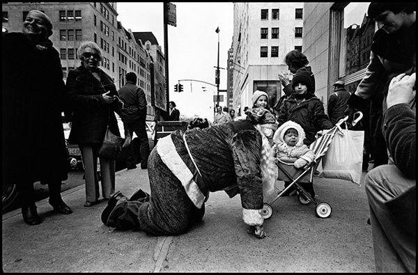 眼光|有一个女人举着相机不远万里，去做集体记忆的藏家