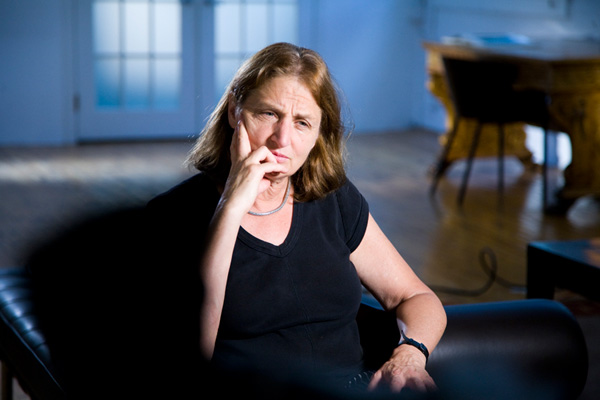 眼光|有一个女人举着相机不远万里，去做集体记忆的藏家