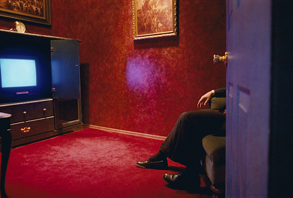 眼光|有一个女人举着相机不远万里，去做集体记忆的藏家