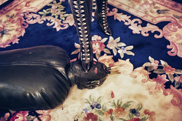 眼光|有一个女人举着相机不远万里，去做集体记忆的藏家