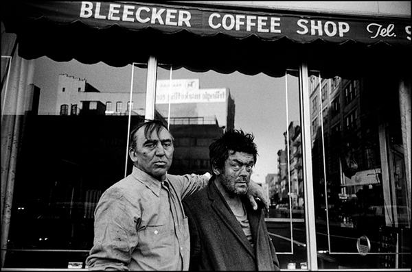 眼光|有一个女人举着相机不远万里，去做集体记忆的藏家